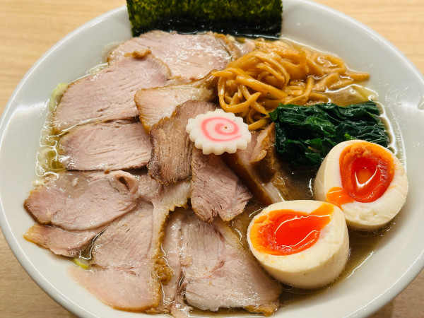 「塩チャーシューメン 大 1,250円 味玉 100円」@長岡食堂 東京ラーメン横丁店の写真