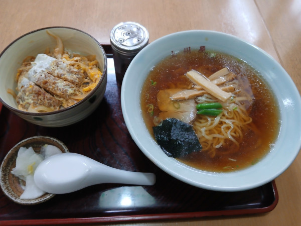 「ラーメンと半かつ丼 1150円」@上州屋の写真