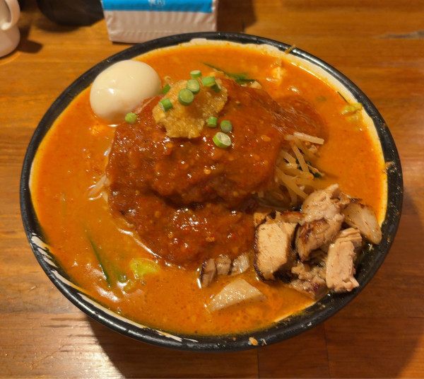 「味玉どて辛めん 中盛 野菜増し コロちゃーしゅー」@どてちん 習志野店の写真