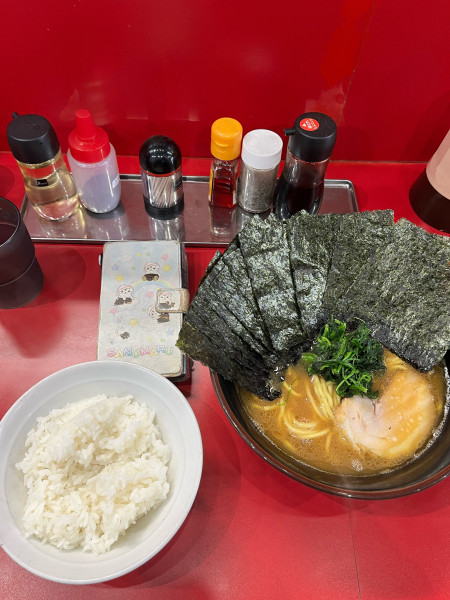「海苔ラーメン硬濃、雨の日無料ランチライス」@横田家の写真