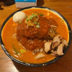 味玉どて辛めん 中盛 野菜増し コロちゃーしゅー