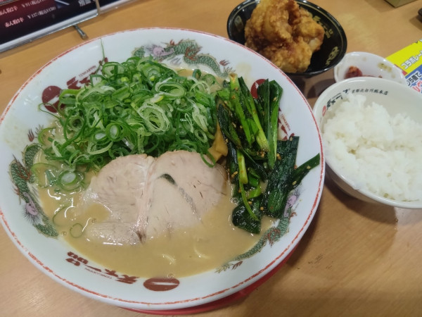 「こってりらーめん＋ニラニンニク、ネギ、からあげ定食」@天下一品 宇都宮店の写真