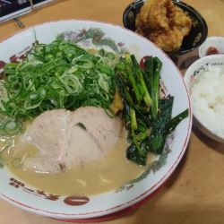 こってりらーめん＋ニラニンニク、ネギ、からあげ定食