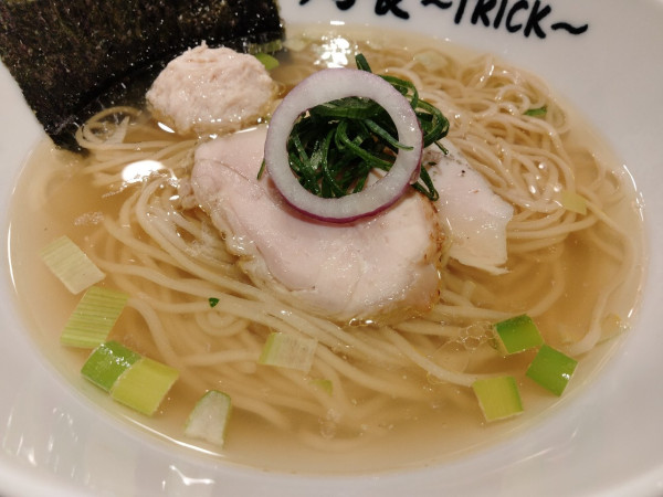 「塩らぁ麺」@鶏喰～TRICK～の写真