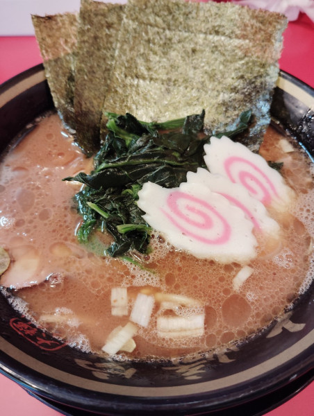 「ラーメン並＋フォロワーサービス「ナルト」」@家系ラーメン大﨑家 末広町店の写真