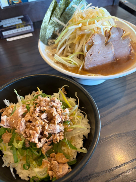 「ネギ豚骨醤油ラーメン➕ネギチャー丼」@味噌虎の写真