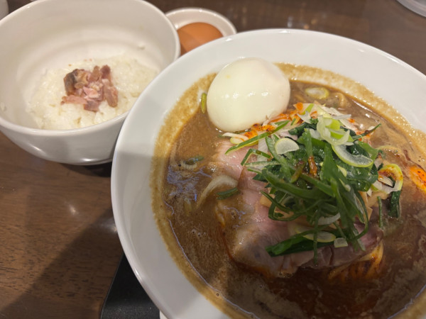 「ベジポタハイブリッド 豚骨魚介＋半玉＋TKG（1450円）」@三つ由の写真