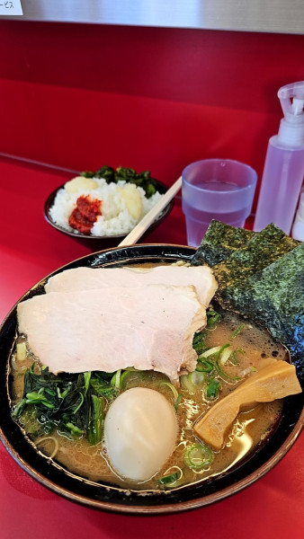 「特選ラーメン(中) 1,250円とライス🍚🆓」@横浜ラーメン 相馬家の写真