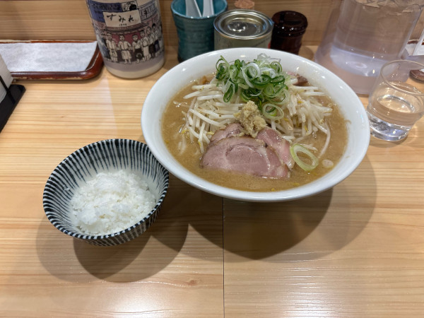 「味噌らーめん大盛（1400）もやし（150）ちょこっとごはん（5」@三ん寅の写真