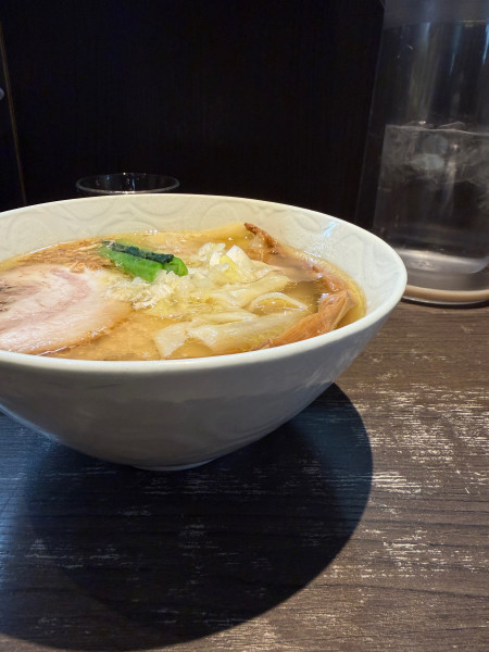 「塩ワンタン麺」@支那そばや 本店の写真