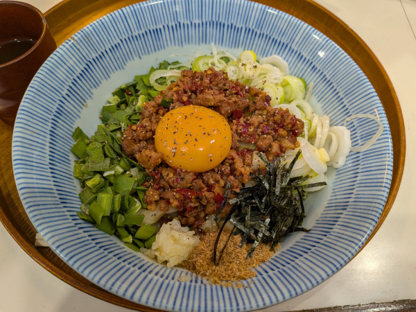 「燻製香る台湾まぜそば+追い飯」@麦と手の写真