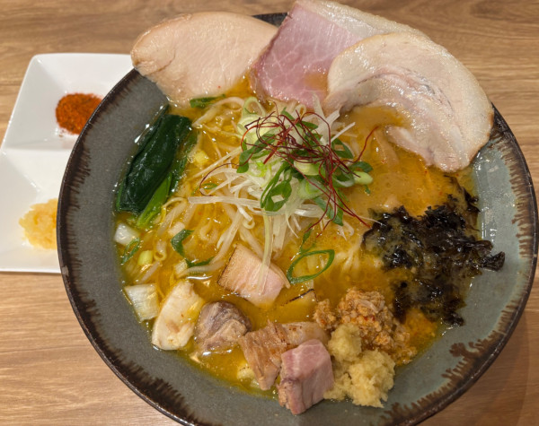 「味噌 +チャーシュー +生ニンニク辛シビパウダー」@自家製麺250の写真