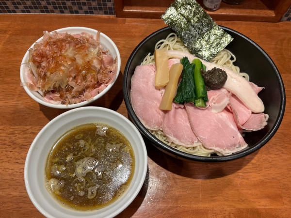 「瀬戸内煮干しつけそば＋チャーシュー丼」@魚貝中華そば 西尾久さんごの写真