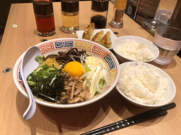 「油そば並（950円）、マヨネーズ（50円）、餃子（350円）、追」@TOKYO 豚骨 BASE MADE by 一風堂 エキュート上野店の写真