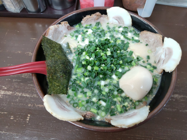 「博多万能ネギチャーシューメン＋味玉」@長浜や 赤羽店の写真