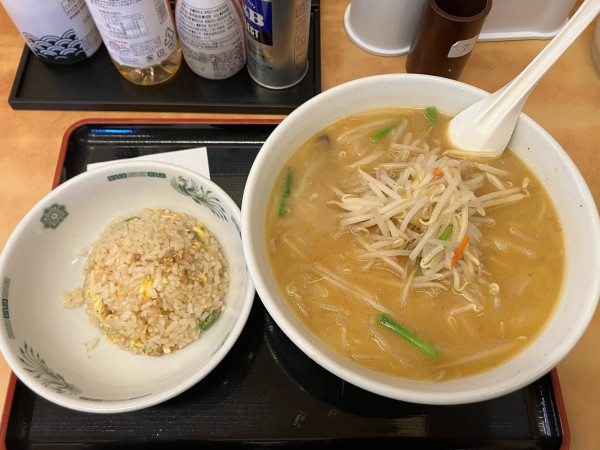 「味噌ラーメン＋半チャーハンセット900円」@中華食堂 日高屋 千駄ヶ谷店の写真