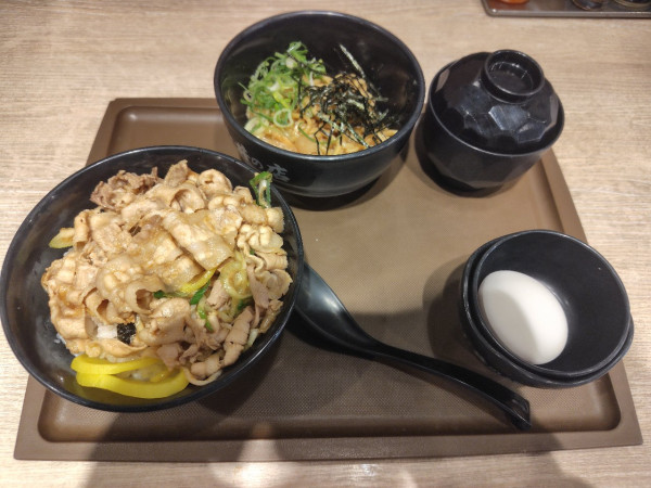 「すた丼腹八分＋半油そば」@伝説のすた丼屋 中野店の写真