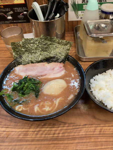 「半熟玉子ラーメン（並）+ライス　1050円」@横浜家系らーめん 二代目 武道家の写真