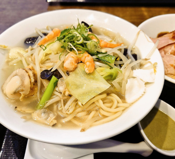 「海鮮塩タンメン　牡蠣ペース添え＋ローストポーク丼」@Fishmenの写真