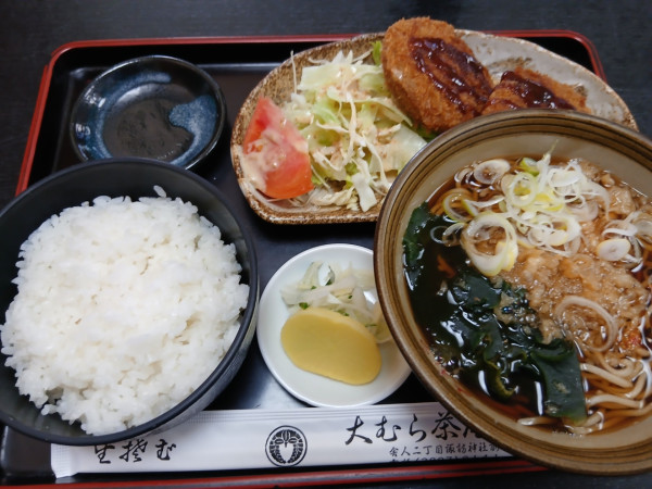「たぬき蕎麦とメンチセット 900円」@大むら茶屋の写真
