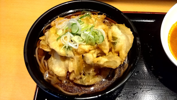 「特大かき揚げそば（半カレーセット　９００円）」@よもだそば 新宿西口店の写真