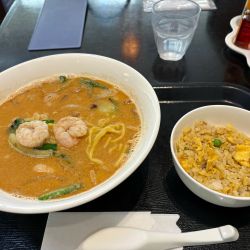 海老みそ担々麺930円、ミニ五目炒飯260円