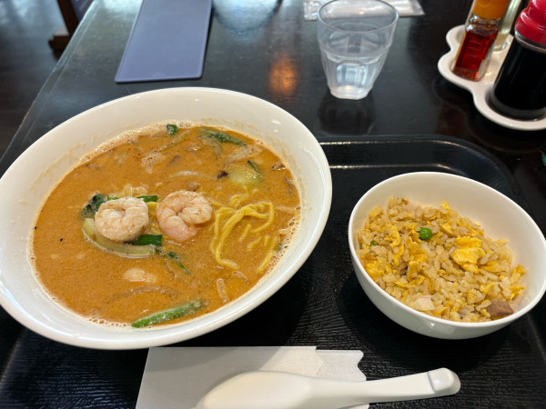 「海老みそ担々麺930円、ミニ五目炒飯260円」@大香港厨房の写真