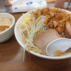 豚骨ラーメン中＋豚２枚＋生卵＋ピリ辛アブラ