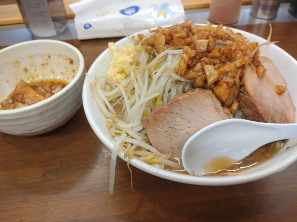 「豚骨ラーメン中＋豚２枚＋生卵＋ピリ辛アブラ」@宮二郎の写真