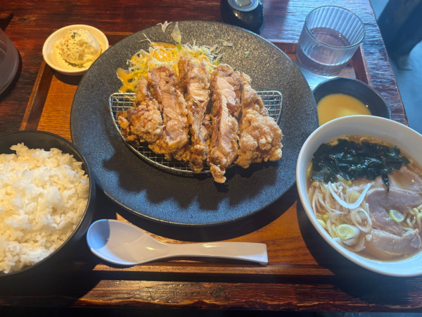 「デラックス山賊焼定食ラーメンセット」@松本からあげセンターの写真