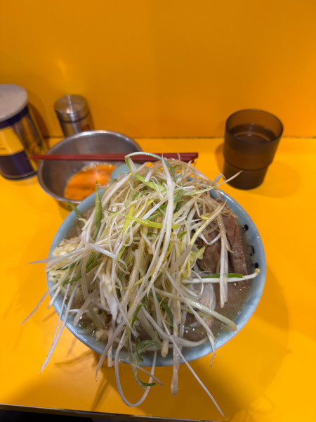 「ラーメン小(ブタ増し) ニンニクヤサイアブラマシ、生卵・ネギ」@ラーメン二郎 八王子野猿街道店2の写真
