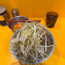 ラーメン小(ブタ増し) ニンニクヤサイアブラマシ、生卵・ネギ