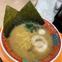 横浜家系 豚骨醤油ラーメン 700円