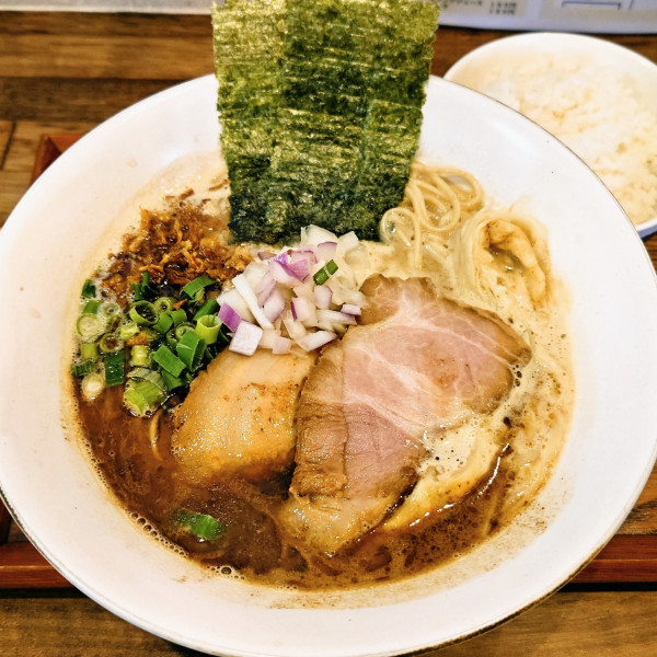 「黒鶏そば＋半ライス」@昴の写真