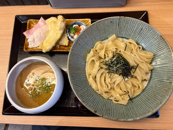 「限定　山椒香るもち麦麺の濃厚味噌つけ麺_鱈の天ぷらと白子ポン酢付」@柳橋さんりょうの写真