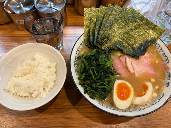 「のり味玉ラーメン」@横浜豚骨醤油ラーメン YOLOの写真