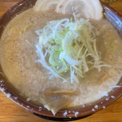 らーめん 醤油 背脂2 880円 半麺-50円