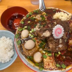 旨辛痺麺、まさお、真っ赤卵ポン玉、一口ライス、紙エプロン