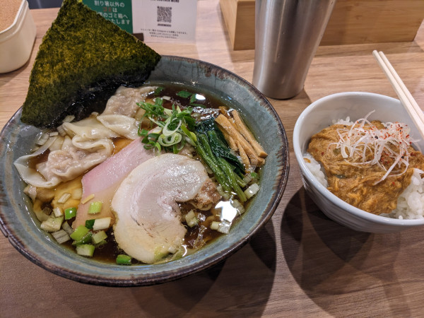 「特製醤油そば+ふわ鶏カレー飯」@自家製麺250の写真