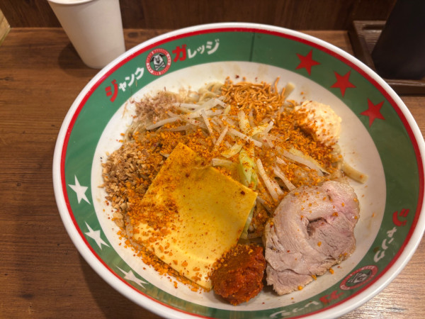 「パワフルまぜそば大盛り＋RED」@ジャンクガレッジ 大宮2号店の写真