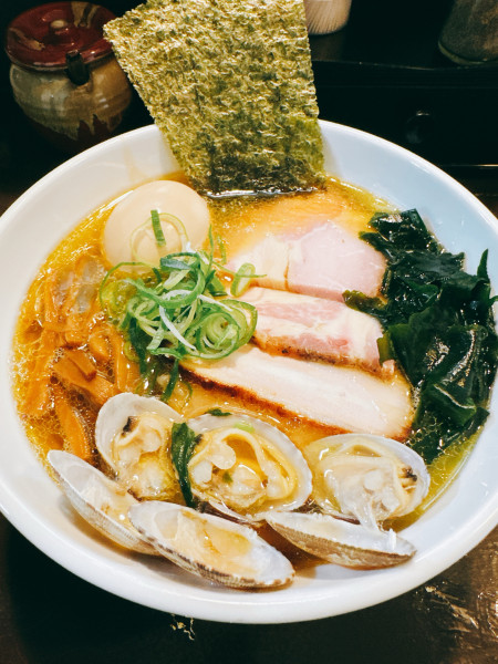 「特製 琥珀塩ラーメン」@中華そば 弥栄の写真