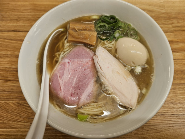 「煮干し白醤油ラーメン 名古屋コーチン味玉入り」@ラーメン いいかおの写真