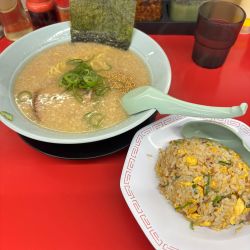 ラーメン➕半チャーハン➕麺固め➕背脂多め➕ワカメ抜き