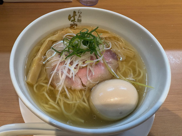 「味玉塩らぁ麺1050円」@らぁ麺 はやし田 新秋津店の写真