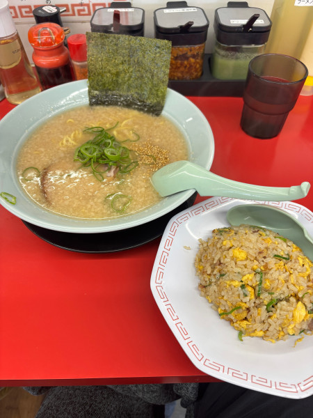 「ラーメン➕半チャーハン➕麺固め➕背脂多め➕ワカメ抜き」@ラーメンショップ〇化 市原山木店の写真