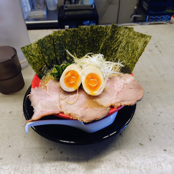 「豚骨醤油ラーメン+吉祥寺盛りトッピング」@吉祥寺 武蔵家 熊谷店の写真