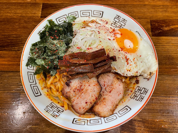「辛味雲呑混ぜそば¥1,500 焦しチーズカリー丼¥350」@奈つやの中華そばの写真