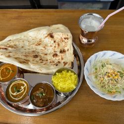 ランチセット（カレー3種類＋ナン＋サラダ）1,000円