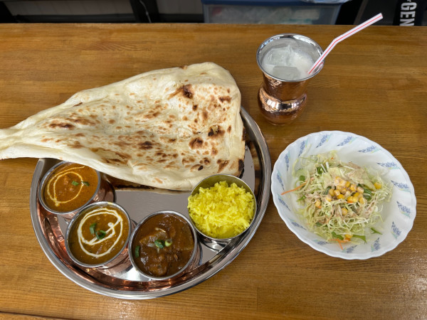 「ランチセット（カレー3種類＋ナン＋サラダ）1,000円」@MAHARANIの写真