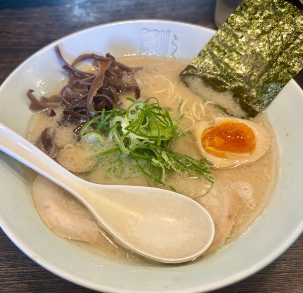 「ラーメン＋替玉＋サービスライス＋半熟味玉（半カットサービス券）」@博多濃麻呂 二子玉川店の写真
